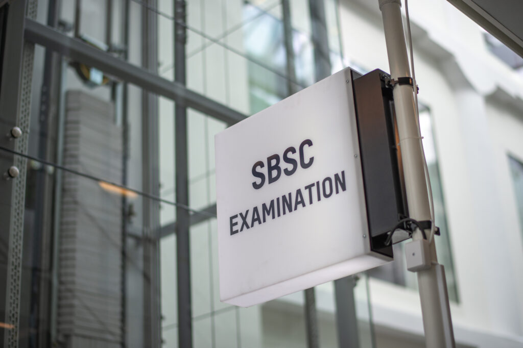 Vit skylt svart text