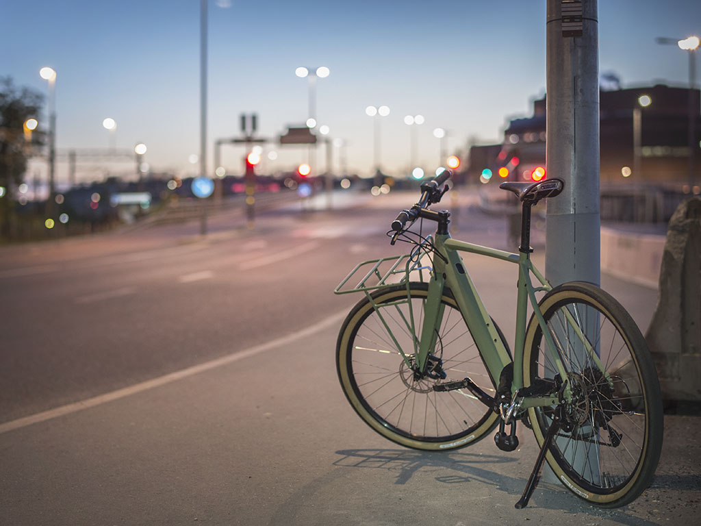 elcykel i urban miljö, fastlåst med certifierat lås av SBSC.