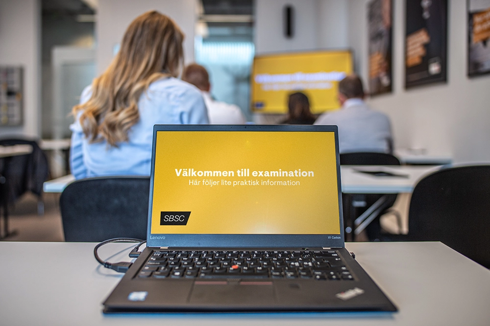 bild på dator i SBSC:s examinationssal.