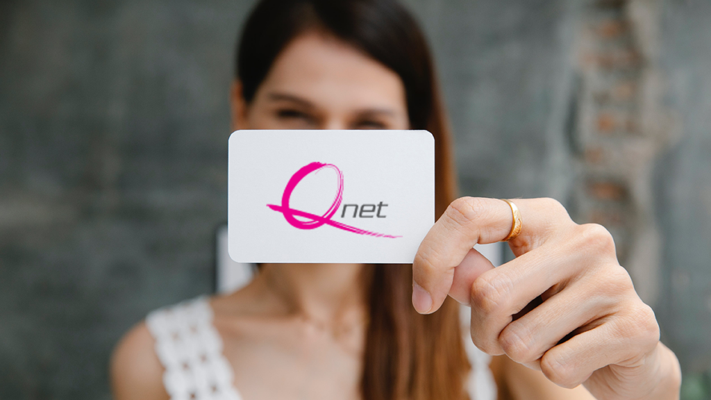 Qnets logotyp på visitkort