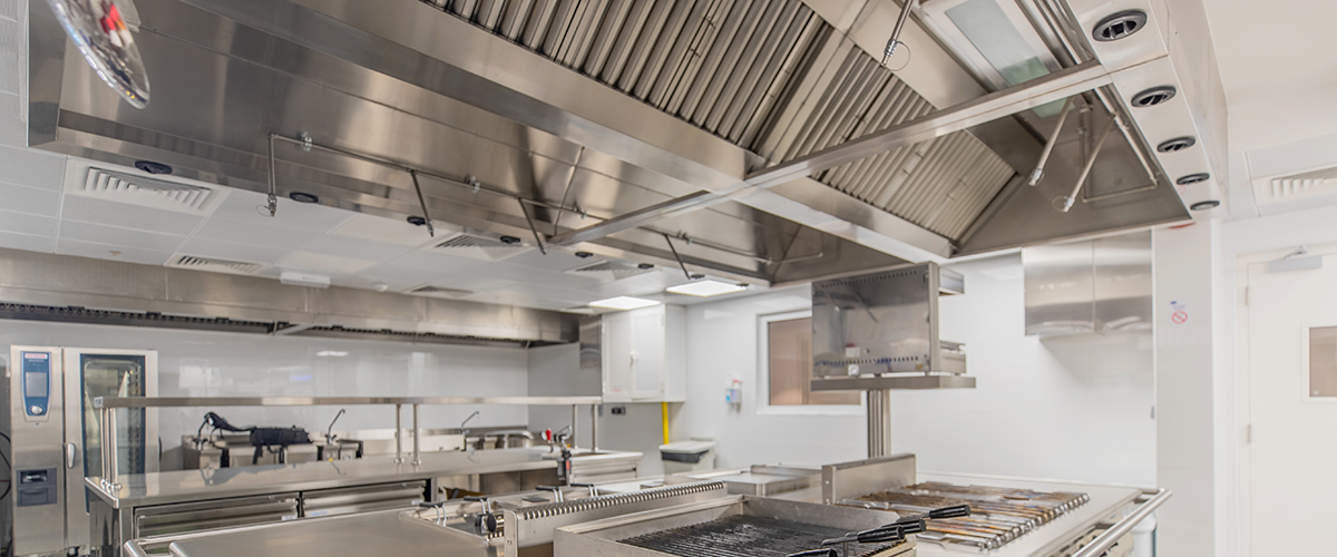 Kökssläcksystem i ett industriellt storkök.