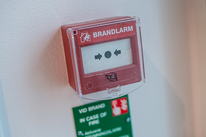 brandlarm ovanför instruktionstavla