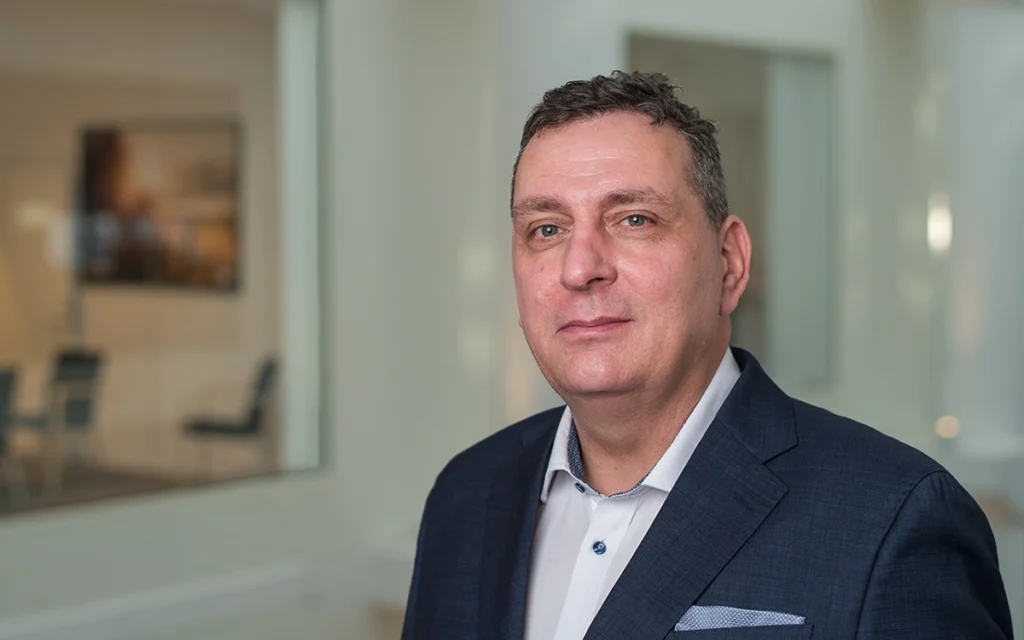 medarbetare SBSC man i kostym